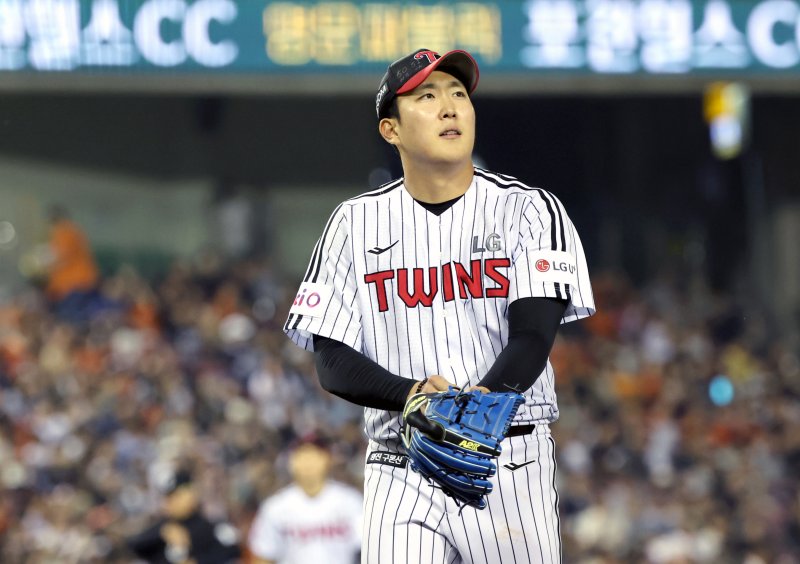 [서울=뉴시스] 김금보 기자 = 29일 서울 송파구 잠실야구장에서 열린 프로야구 2025 KBO리그 한화 이글스와 LG 트윈스의 경기, 7회초 2사 주자 없는 상황 LG 선발 손주영이 한화 이재원을 중견수 플라이로 잡아낸 뒤 안도하고 있다. 2025.05.29. kgb@newsis.com