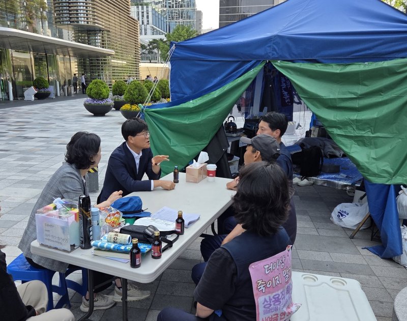 5월 22일 변광용 거제시장이 서울 중구 한화빌딩 앞 거통고조선바카라 토토지회 고공 농성장을 찾아 노조 관계자들과 대화를 나누고 있다.(거제시 제공. 재판매 및 DB금지)