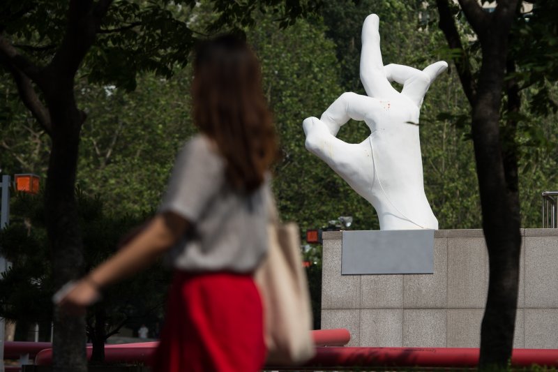 31일 서울 마포구 홍익대학교 정문에 극우성향의 사이트 '일간베스트(일베)'를 상징하는 손 모양의 조형물이 설치돼 있다. 해당 조형물은 철거됐다. 2016.5.31/뉴스1 ⓒ News1 유승관 기자