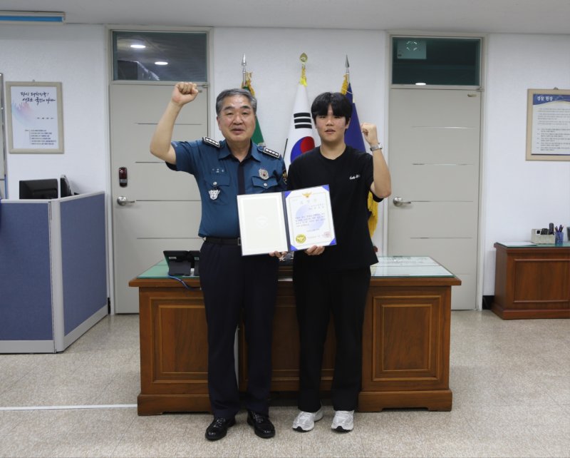[부산=뉴시스] 부산 연제경찰서는 11일 도시철도역 내 절도미수범 검거에 기여한 공로로 최성윤(10대) 군(오른쪽)에게 표창장을 수여했다. (사진=연제경찰서 제공) 2025.06.11. photo@newsis.com *재판매 및 DB 금지