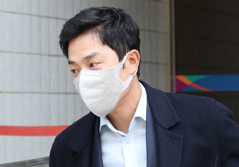 배우 성유리의 남편 프로골퍼 안성현(42)이 7일 서울남부지법에서 열린 구속 전 피의자 심문(영장실질심사)를 마친 뒤 이동하고 있다. 안성현은 특정 암호화폐 업체로부터 코인 여러 개를 빗썸에 상장시켜달라는 청탁을 받고 수십억원을 받은 혐의(특정범죄가중처벌법상 사기, 배임수재 등)를 받고 있다. 2023.4.7/뉴스1 ⓒ News1 권현진 기자