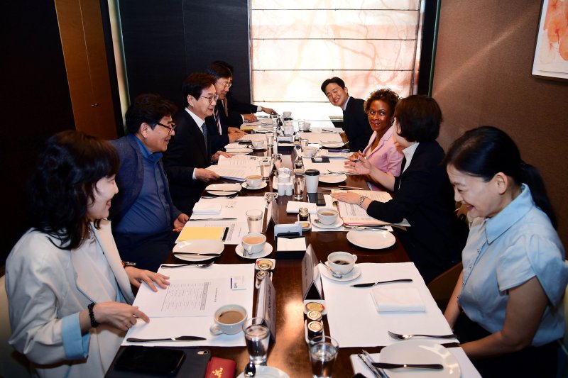 [서울=뉴시스] 원희목 한국글로벌보건연맹 이사장, 마리앙지 사라카-야오 Gavi 최고파트너십책임자, 국내 바오슬롯 기업들의 간담회 모습 (사진=한국글로벌보건연맹 제공) 2025.06.11. photo@newsis.com *재판매 및 DB 금지