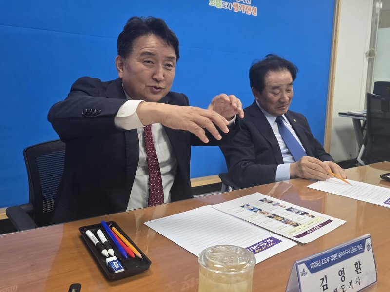 김영환 충북지사가 진천군청을 찾아 기자들에게 진천∼김천 간 철도를 건설해야 한다고 말하고 있다.2025.06.11/뉴스1