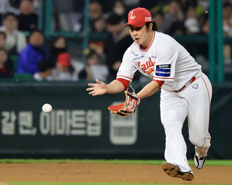 16일 오후 인천시 미추홀구 문학동 SSG랜더스필드에서 열린 프로야구 '2024 신한 SOL 뱅크 KBO리그' KIA 타이거즈와 SSG 랜더스의 경기, SSG 3루수 최정이 6회초 2사 KIA 이우성의 땅볼을 잡고 있다. 2024.4.16/뉴스1 ⓒ News1 김진환 기자