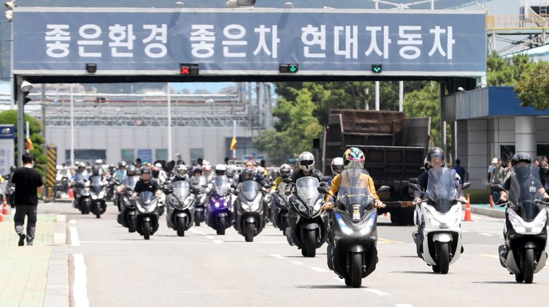 현대자동차 울산공장 명촌정문에서 오전조 근로자들이 퇴근을 하고 있다. 2023.7.12/뉴스1 ⓒ News1 조민주 기자