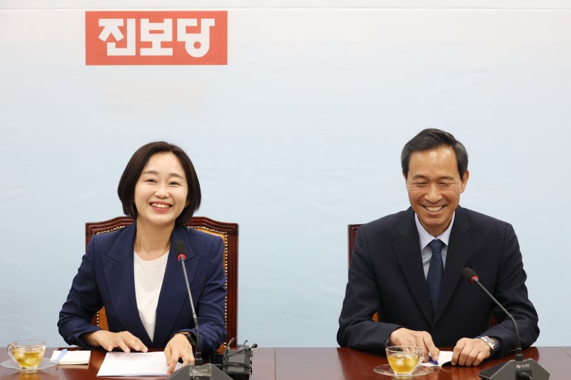 김재연 진보당 상임대표가 11일 오후 서울 여의도 국회를 찾은 우상호 대통령실 정무수석을 접견하고 있다. 2025.6.11/뉴스1 ⓒ News1 이광호 기자