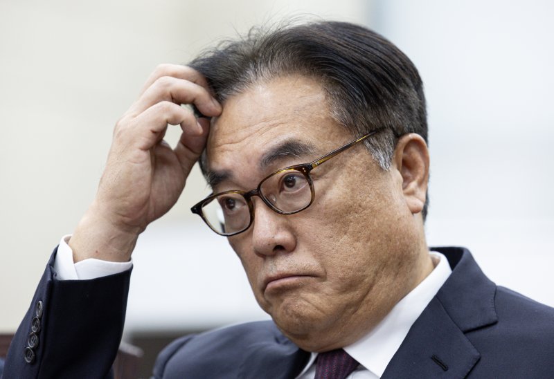 정진석 대통령비서실장이 6일 오전 서울 여의도 국회에서 열린 윤석열 정부의 비상계엄 선포를 통한 내란 혐의 진상규명 국정조사특별위원회 제3차 청문회에서 이마를 만지고 있다. 2025.2.6/뉴스1 ⓒ News1 이재명 기자
