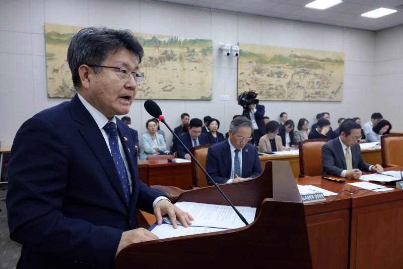 [서울=뉴시스] 고승민 기자 = 11일 서울 여의도 국회에서 열린 제426회국회(임시회) 교육위원회 제1차 전체회의에서 오석환 교육부 차관이 업무보고를 하고 있다. 2025.06.11. kkssmm99@newsis.com