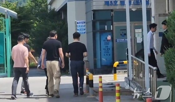 검찰이 장기 미제사건인 ‘2004년 강원 영월 영농조합 간사 살인사건’의 유력한 용의자로 지목한 남성이 구속영장 실질심사를 받기 위해 관계자들과 이동하는 모습. (자료사진)/뉴스1 DB