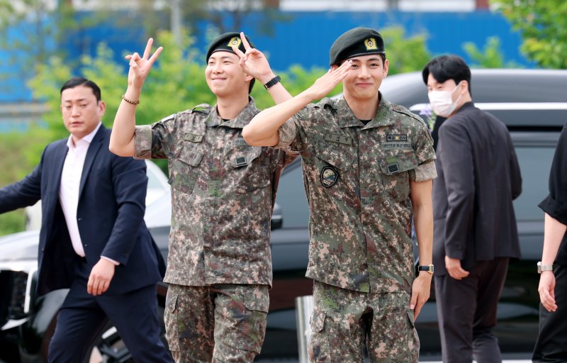 방탄소년단(BTS)의 RM(김남준, 30)과 뷔(김태형, 29)가 10일 오전 강원도 춘천시 신북읍 체육공원 축구장에서 군 복무를 마친 뒤 전역 인사를 하고 있다. ⓒ News1 권현진 기자
