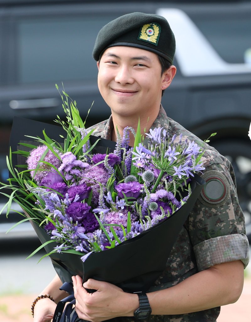 방탄소년단(BTS)의 RM(김남준, 30)이 10일 오전 강원도 춘천시 신북읍 체육공원 축구장에서 군 복무를 마친 뒤 미소를 짓고 있다. ⓒ News1 권현진 기자