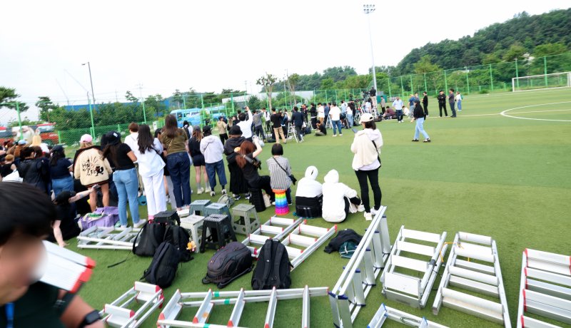 방탄소년단(BTS)의 RM(김남준, 30)과 뷔(김태형, 29)가 제대하는 10일 오전 강원도 춘천시 신북읍 체육공원 축구장에 취재진들과 팬들로 인산인해를 이루고 있다. ⓒ News1 권현진 기자