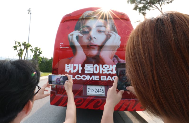 방탄소년단(BTS)의 RM(김남준, 30)과 뷔(김태형, 29)가 제대하는 10일 오전 강원도 춘천시 신북읍 체육공원 축구장에 뷔를 응원하는 래핑버스가 주차돼 있다. ⓒ News1 권현진 기자