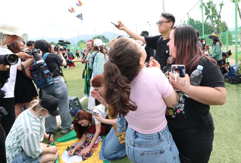 10일 오전 강원도 춘천시 신북읍 체육공원 축구장에서 전역을 마친 방탄소년단(BTS)의 RM(김남준·30)과 뷔(김태형·29)를 본 브라질 아미(방탄소년단 팬덤명)들이 감격에 겨워 눈물을 흘리며 기쁨을 표현하고 있다. ⓒ News1 권현진 기자