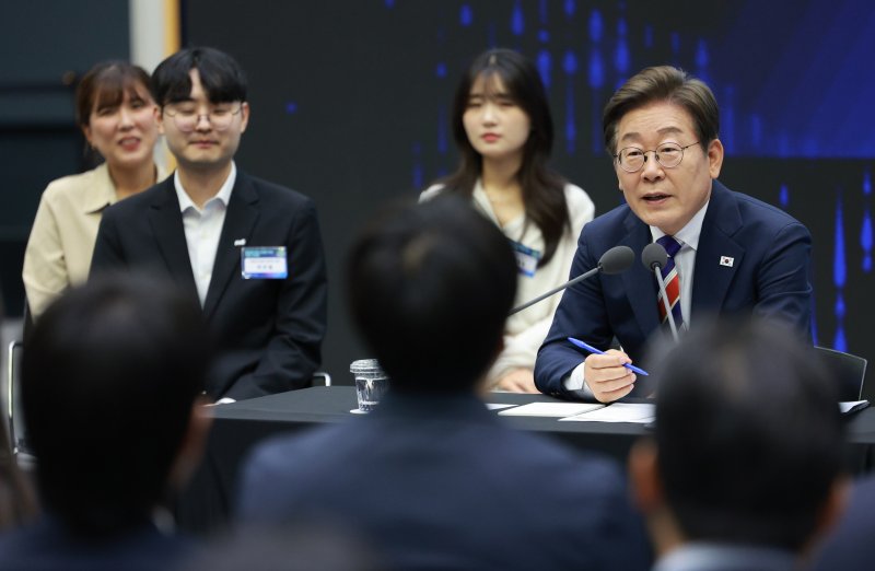 이재명 대통령이 11일 서울 영등포구 한국거래소에서 열린 주식시장 불공정거래 근절을 위한 현장 간담회에서 참석자의 질문에 답하고 있다. 연합뉴스