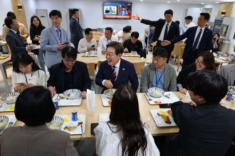 이재명 대통령이 11일 서울 용산 대통령실 구내식당에서 출입기자들과 점심식사를 하고 있다. 이 대통령은 전날에는 구내식당에서 참모진과 식사를 마친 후 출입기자들과 즉석 티타임을 갖기도 했다. 연합뉴스