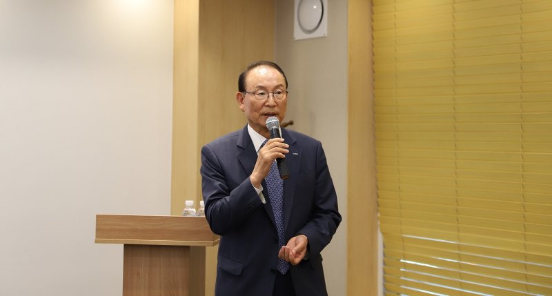 최운열 한국공인회계사회 회장이 11일 서울 여의도에서 열린 취임 1주년 기자간담회에서 성과와 향후 중점 추진과제에 대해 설명하고 있다. 한국공인회계사회 제공