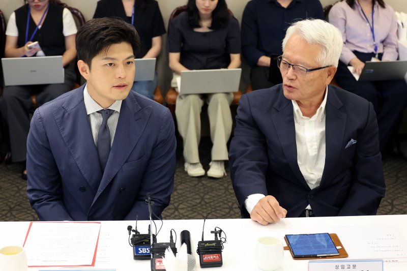 [서울=뉴시스] 조성우 기자 = 김용태(왼쪽) 국민의힘 비상대책위원장이 11일 오후 서울 여의도의 한 식당에서 열린 상임고문단 회의에 참석해 정의화 상임고문단 회장과 대화하고 있다. 2025.06.11. xconfind@newsis.com