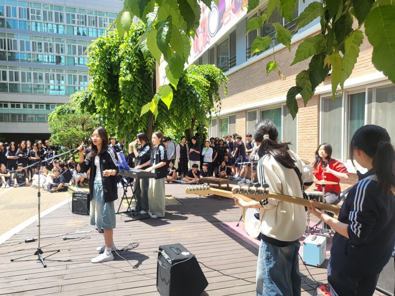 11일 용인 흥덕중학교에서 열린 작은 음악회 모습.(흥덕중 제공)
