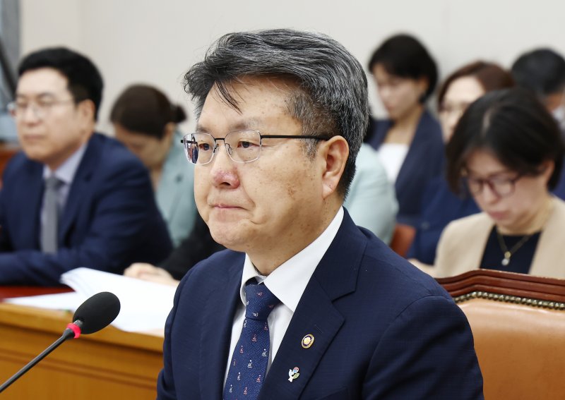 오석환 교육부 차관이 11일 서울 여의도 국회에서 열린 편향된 역사관을 심는 교육을 해온 의혹을 받는 극우 성향 역사교육단체인 리박스쿨 관련 교육위원회 전체회의에서 굳은 표정으로 질의를 듣고 있다. 2025.6.11/뉴스1 ⓒ News1 김민지 기자