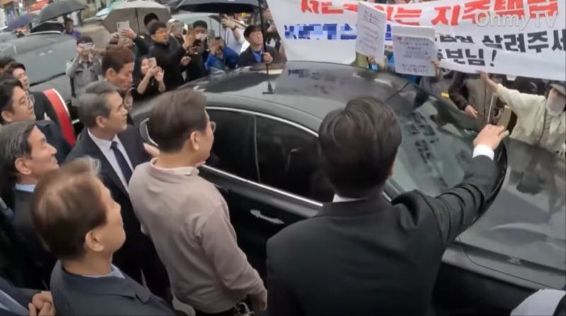 지난 5월 13일 경북 고령 영남신라벨트 인근 대선 유세 중인 바카라 전략 대통령 후보가 대구 내당3지구 지역주택조합원들과 소통하고 있다. 사진=유튜브채널 오마이TV 갈무리