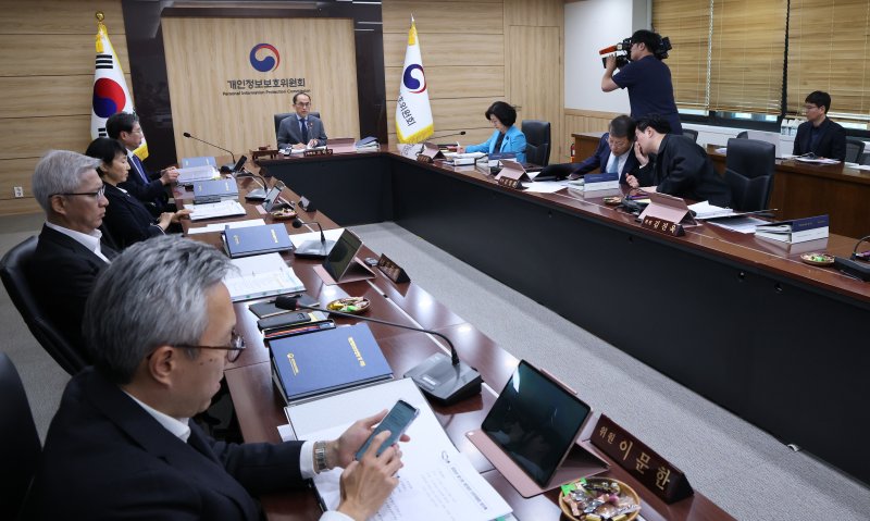 고학수 레부카지노보호위원회 위원장이 11일 서울 종로구 정부서울청사에서 열린 제13회 전체회의에서 발언을 하고 있다. 2025.6.11/뉴스1 ⓒ News1 임세영 기자