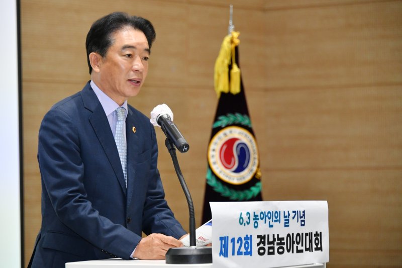 [창원=뉴시스]경남도의회 최학범 의장이 11일 마산로봇랜드 컨벤션센터에서 열린 제12회 경남 농아인대회에 참석해 격려사를 하고 있다. (사진=경남도의회 제공) 2025.06.11. photo@newsis.com