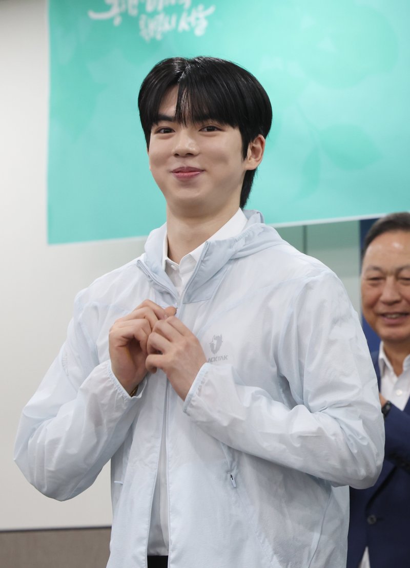 [서울=뉴시스] 김금보 기자 = 피겨스케이팅 차준환이 14일 서울 중구 서울시청에서 열린 서울시청 피겨팀 입단식에서 유니폼을 입고 있다. 2025.05.14. kgb@newsis.com