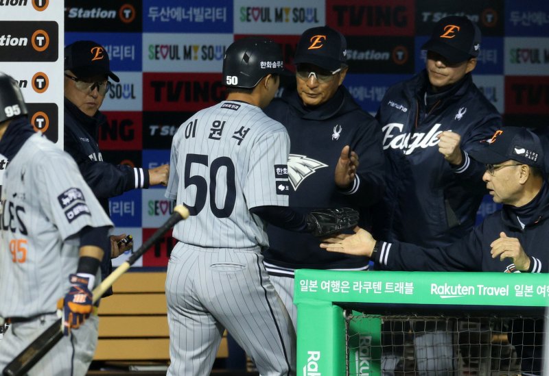 [서울=뉴시스] 고범준 기자 = 8일 서울 송파구 잠실야구장에서 열린 2025 KBO리그 한화 이글스와 두산 베어스의 경기, 8회초 무사 1,3루 한화 최재훈의 플라이 아웃때 3루주자 이원석이 홈인해 김경문 감독과 하이파이브 하고 있다. 2025.04.08. bjko@newsis.com
