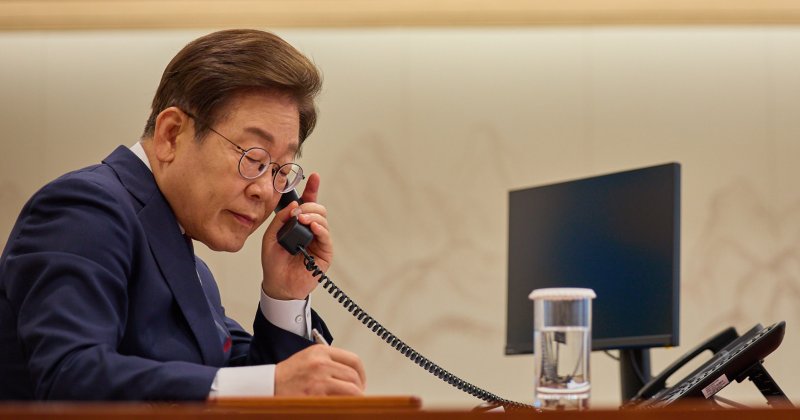 이재명 대통령이 11일 서울 용산구 대통령실 청사 집무실에서 페트르 피알라 체코 총리와 전화 통화를 하고 있다. (대통령실 제공. 재판매 및 DB 금지) 2025.6.11/뉴스1 ⓒ News1 박지혜 기자