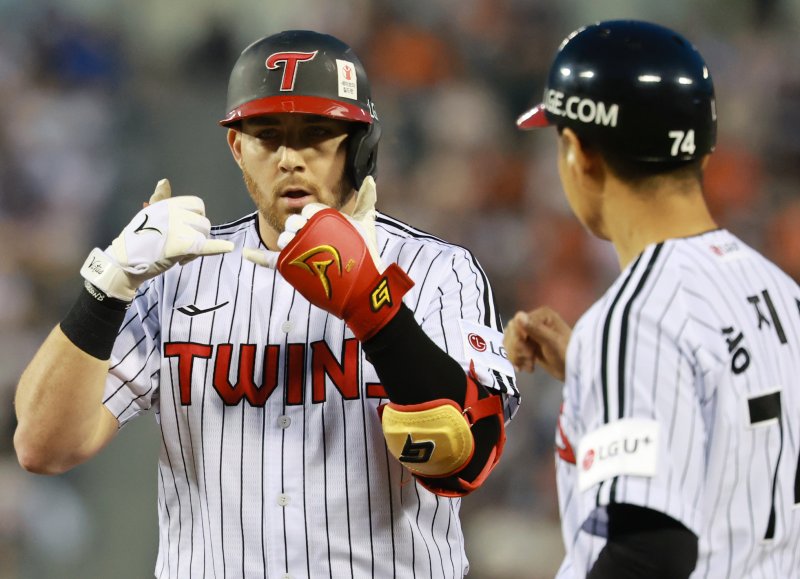 29일 오후 서울 송파구 잠실야구장에서 열린 프로야구 '2025 신한 SOL뱅크 KBO 리그' 한화 이글스와 LG 트윈스의 경기, LG 오스틴이 4회말 무사 1루에서 안타를 친 뒤 세리머니를 하고 있다. 2025.5.29/뉴스1 ⓒ News1 김진환 기자