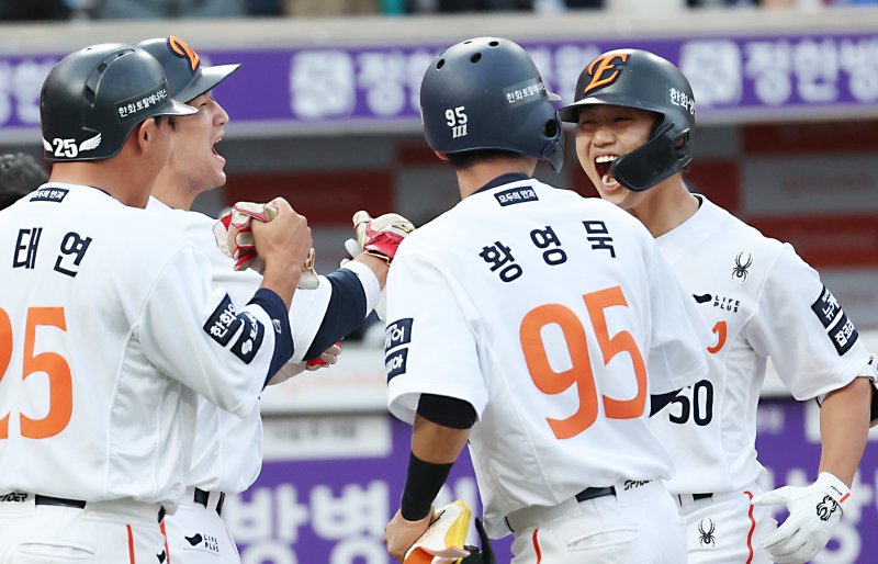 11일 대전 한화생명볼파크에서 열린 '2025 신한 SOL 뱅크 KBO리그' 프로야구 한화이글스 대 두산베어스 경기에서 2회말 1사 만루에서 한화 이원석이 만루 홈런을 친 뒤 환영을 받고 있다. 2025.6.11/뉴스1 ⓒ News1 김기남 기자