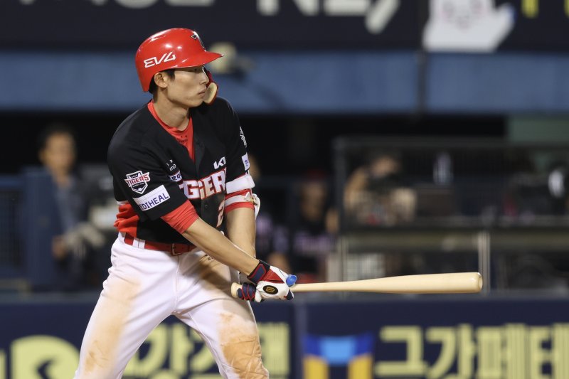 [서울=뉴시스] 프로야구 KIA 타이거즈의 김호령이 3일 서울 잠실구장에서 열린 2025 신한 쏠뱅크 KBO리그 두산 베어스와의 경기에서 안타를 치고 있다. (사진=KIA 타이거즈 제공) 2025.06.03. *재판매 및 DB 금지