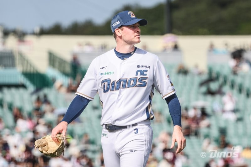 [서울=뉴시스] 프로야구 NC 다이노스 라일리 톰슨이 18일 울산 문수구장에서 열린 2025 신한 쏠뱅크 KBO리그 키움 히어로즈와의 경기에 선발 등판해 이닝을 마친 뒤 마운드를 내려가고 있다. (사진=NC 다이노스 제공) 2025.05.18. *재판매 및 DB 금지