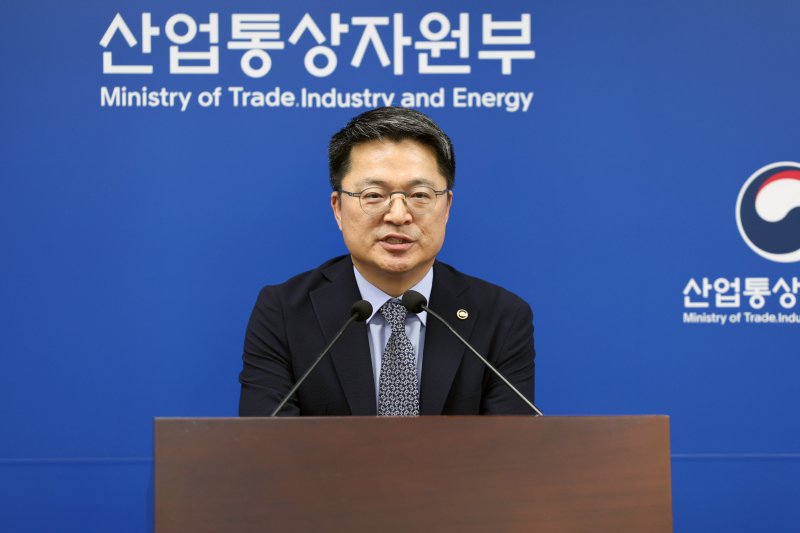 [세종=뉴시스]문신학 산업통상자원부 1차관이 취임 첫날 기자실을 방문했다.(사진=산업부 제공) *재판매 및 DB 금지