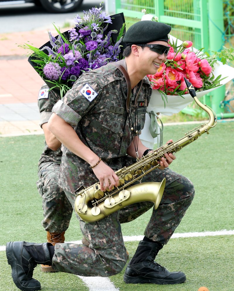[뉴스1 ★]진부터 정국까지 군복무 마친 BTS…눈물·색소폰·13Kkg 감량