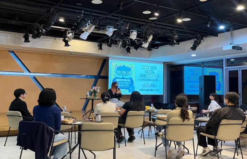 홍대입구역 인근 청년문화공간JU에서 이라하 작가가 정신질환과 콤프카지노의 우선순위에 대해 이야기하고 있다.(서울복지재단 제공)