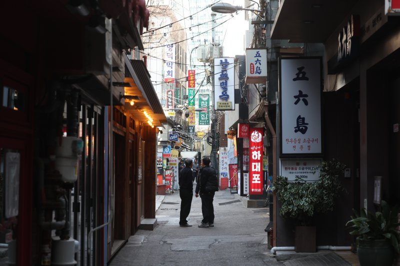 [서울=뉴시스] 김금보 기자 = 25일 서울시내 한 유투벳 골목이 한산한 모습을 보이고 있다. 2025.02.25. kgb@newsis.com
