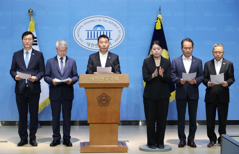 김용민, 민형배 의원을 비롯한 더불어민주당 의원들이 11일 오전 서울 여의도 국회 소통관에서 검찰개혁 관련 기자회견을 열고 검찰청법 폐지법안, 공소청 신설법안 등 발의한 법안들에 대해 설명하고 있다. 2025.6.11/뉴스1 ⓒ News1 이광호 기자