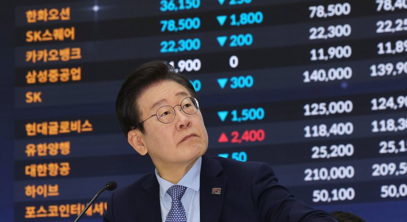 이재명 더불어민주당 대표가 28일 오전 서울 여의도 한국거래소 홍보관에서 열린 대한민국 주식시장 활성화TF 현장 간담회에 한국거래소의 발표를 듣고 있다. 2024.11.28/뉴스1 ⓒ News1 장수영 기자