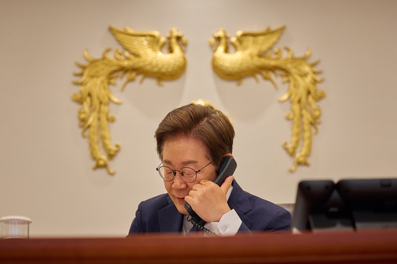 이재명 대통령이 11일 서울 용산구 대통령실 청사 집무실에서 페트르 피알라 체코 총리와 전화 통화를 하고 있다. (대통령실 제공. 재판매 및 DB 금지) 2025.6.11/뉴스1 ⓒ News1 박지혜 기자
