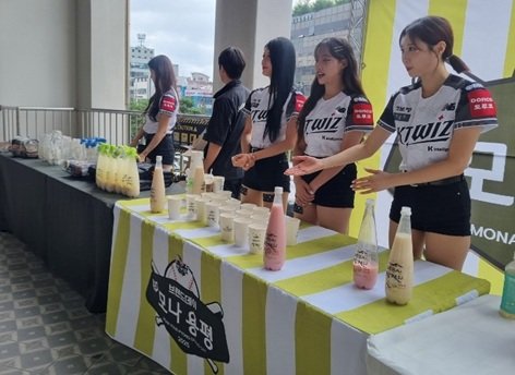 KT 위즈 ‘모나아테나카지노 브랜드데이’, KT 위즈 치어리더가 모나아테나카지노의 발왕산막걸리 시음 행사를 진행하고 있다. (사진=모나아테나카지노 제공) *재판매 및 DB 금지
