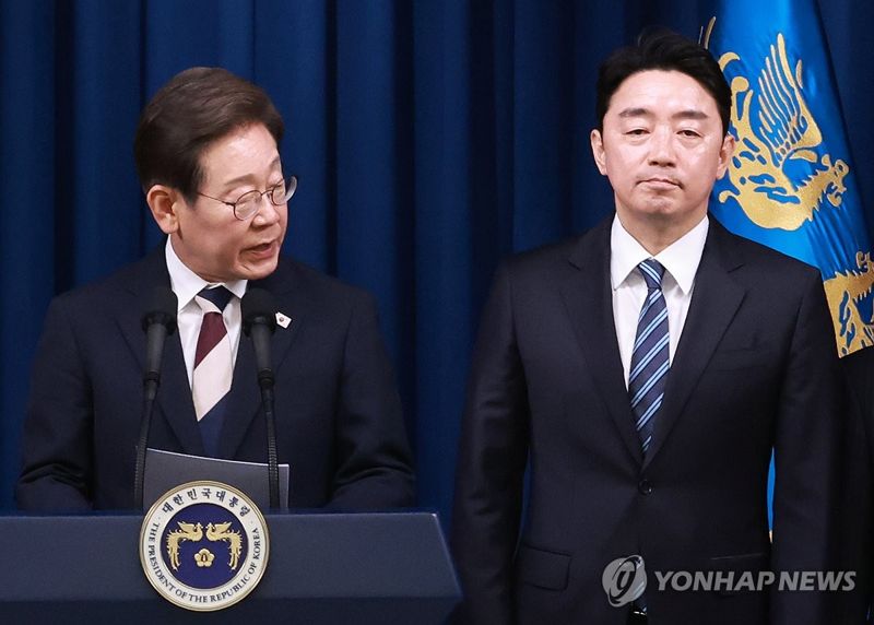 李대통령, '과로 직원 병문안' 강훈식 비서실장 보내..."회복에만 집중하길"