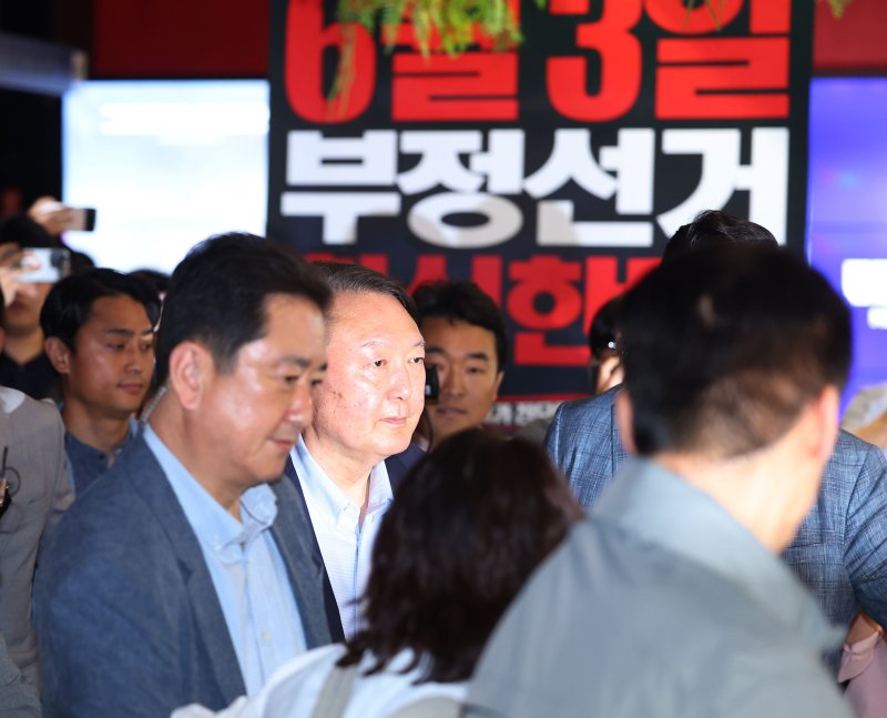 윤석열 전 대통령이 5월 21일 오전 서울 메가박스 동대문에서 부정바카라 온라인를 다룬 다큐영화 ‘부정바카라 온라인, 신의 작품인가’ 관람을 마치고 나서고 있다. (공동취재) 2025.5.21/뉴스1 ⓒ News1 박세연 기자