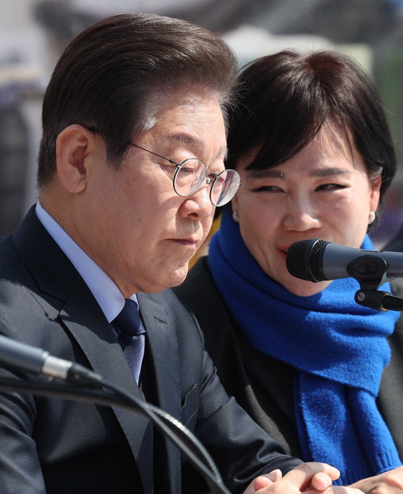 [서울=뉴시스] 추상철 기자 = 이재명 더불어민주당 대표가 31일 오전 서울 종로구 광화문 앞 더불어민주당 천막당사에서 열린 최고위원회의에서 라이브바카라 최고위원가 대화하고 있다. 2025.03.31. scchoo@newsis.com