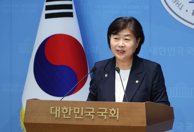 [서울=뉴시스] 고승민 기자 = 차기 더불어민주당 코인카지노 선거에 출마하는 서영교 의원이 8일 서울 여의도 국회 소통관에서 기자회견을 하고 있다. 2025.06.08. kkssmm99@newsis.com