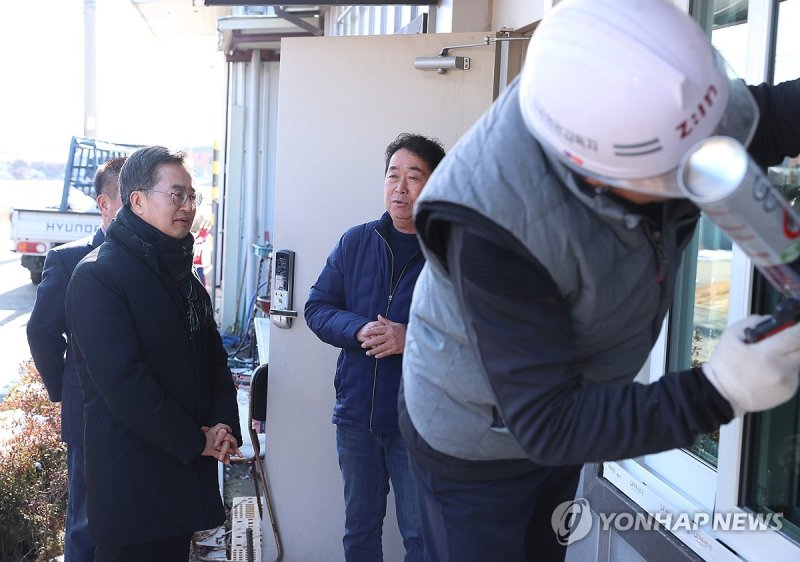 지난해 12월 대성동 마을 방음시설 점검하는 김동연 경기지사 (출처=연합뉴스)