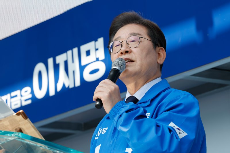 이재명 더불어민주당 대통령 후보가 선거운동 이틀째를 맞은 13일 오전 집중 유세를 위해 경북 구미역 광장을 찾아 지지를 호소하고 있다. 2025.5.13/뉴스1 ⓒ News1 안은나 기자
