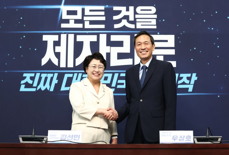 우상호 정무수석, 정당 대표 예방 사흘째… "낮은 자세로 소통과 협력 이어갈 것"