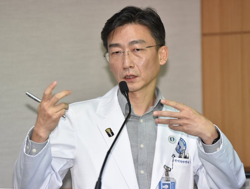 [수원=뉴시스] 김종택 기자 = 아주대병원과의 갈등으로 외상센터장을 사임한 바카라사이트 바카라사이트 추천 교수가 5일 오전 경기 수원시 아주대병원에서 취재진에게 외상센터 운영에 대해 설명하고 있다. 2020.02.05. semail3778@naver.com /사진=뉴시스